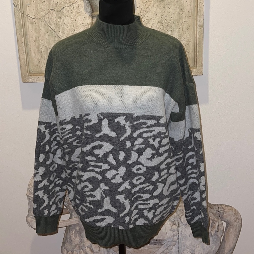 Hem &‎ Thread olive green animal print mock neck sweater Sz S